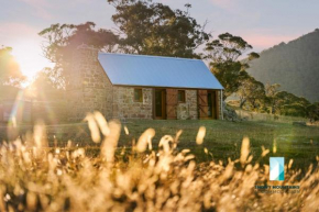 The Stone Cottage at Wollondibby - Heritage Listed l Renovated l Fire Place